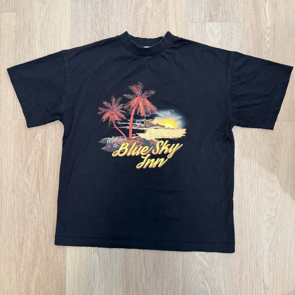 Blue sky inn Tshirt